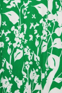 YOURS Curve Green Floral Split Front Dress 9 YOURS Curve Green Floral Split Front Dress -JOICY Clothing Shop ad651acc 65f4 48 301904 Z