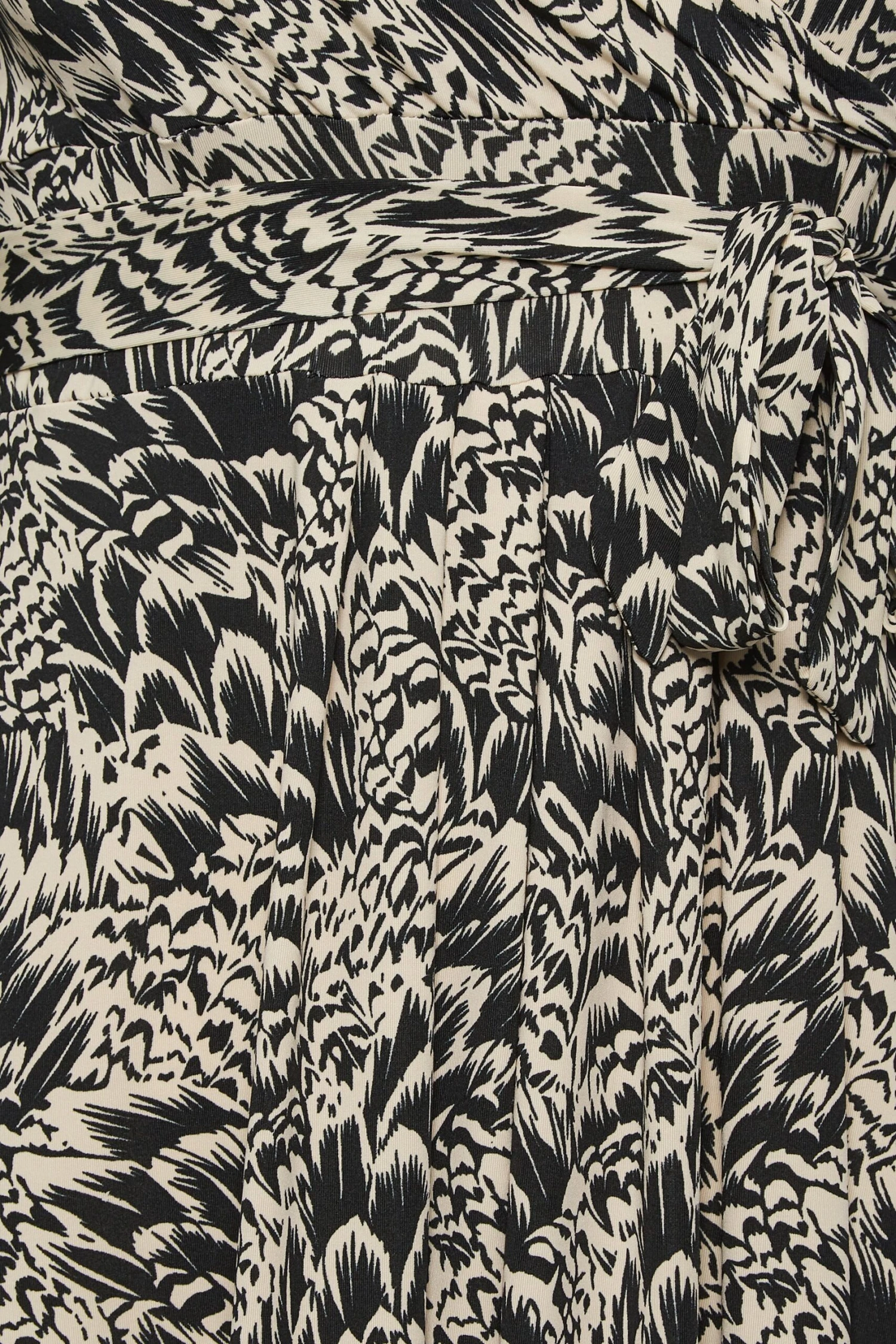 YOURS Curve Black & Beige Brown Abstract Floral V-Neck Maxi Dress 4 YOURS Curve Black & Beige Brown Abstract Floral V-Neck Maxi Dress - Image 4