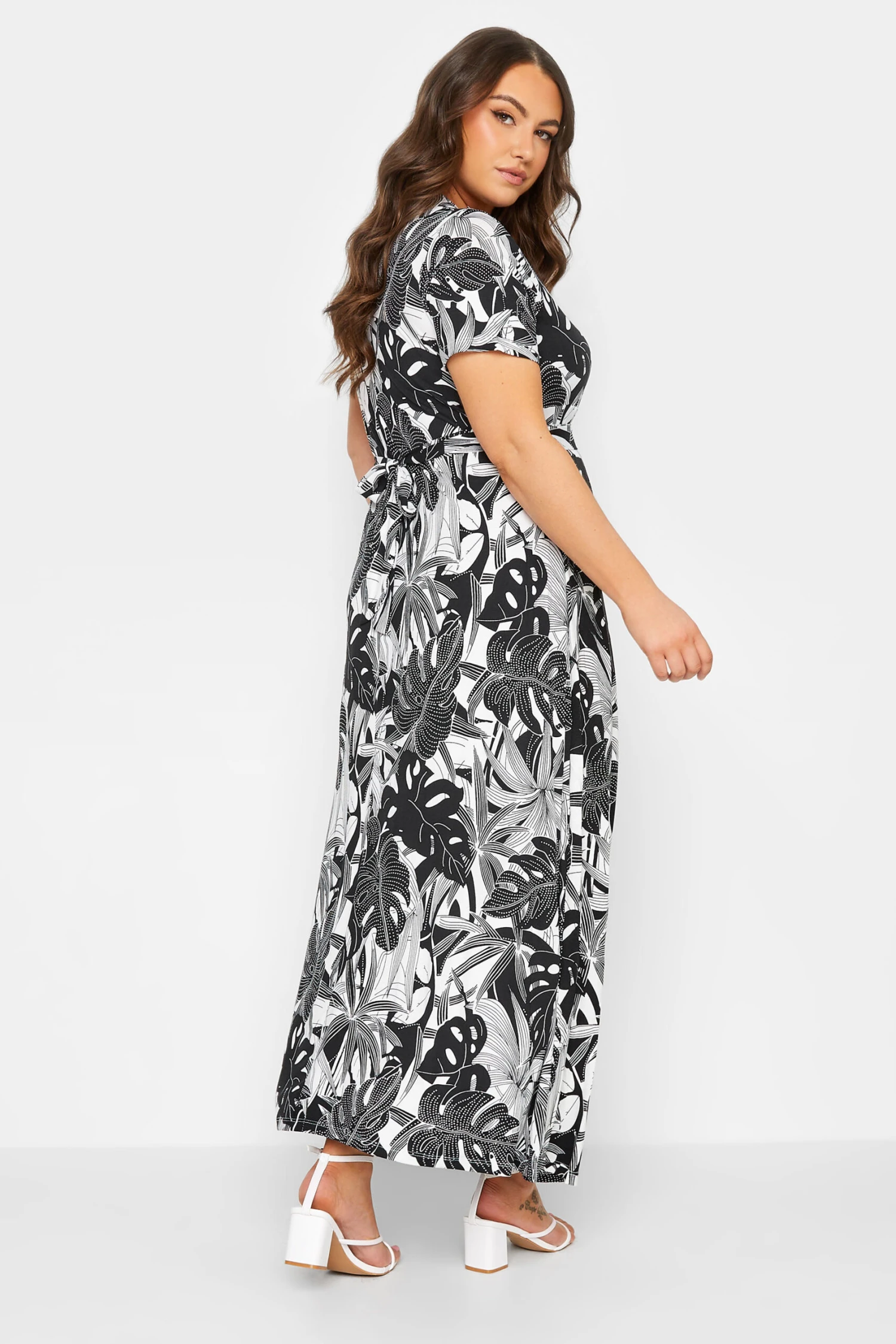 YOURS Curve Black & White Floral Leaf Print Front Tie Maxi Dress 2 YOURS Curve Black & White Floral Leaf Print Front Tie Maxi Dress - Image 2